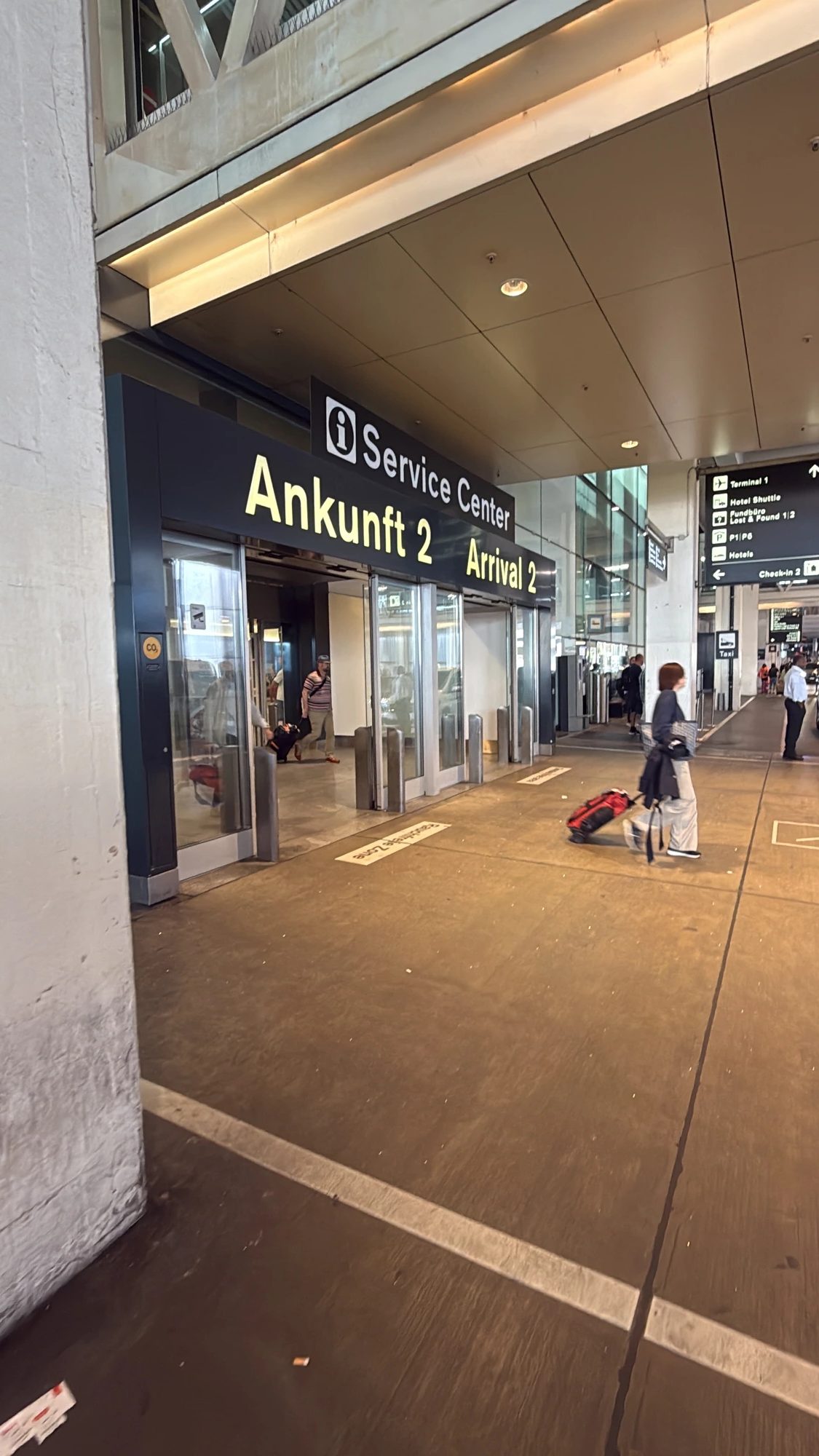 Ankunft 2 / Arrival 2 – Service Center, Flughafen Zürich