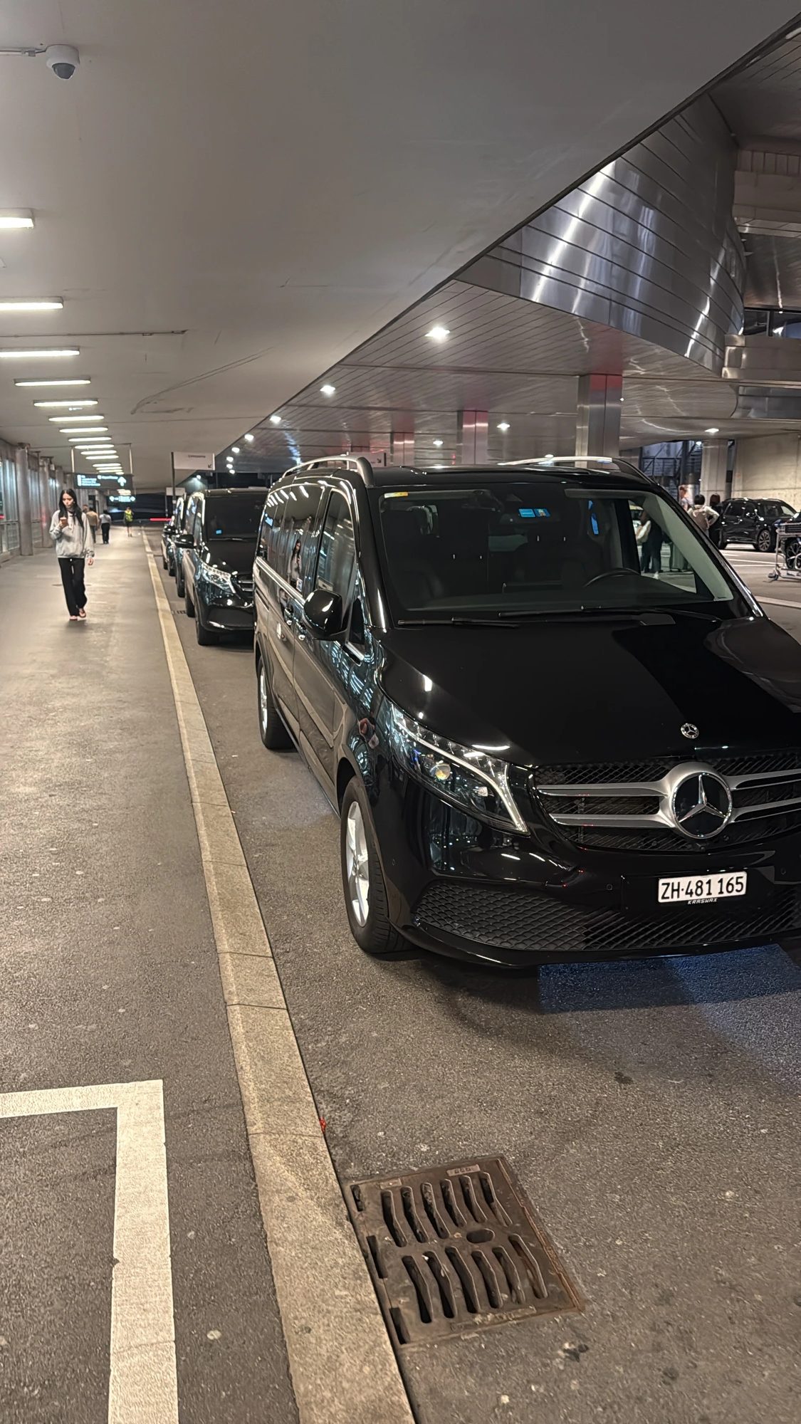 Parkplatz neben Ankunft, Flughafen Zürich – schwarzer Mercedes